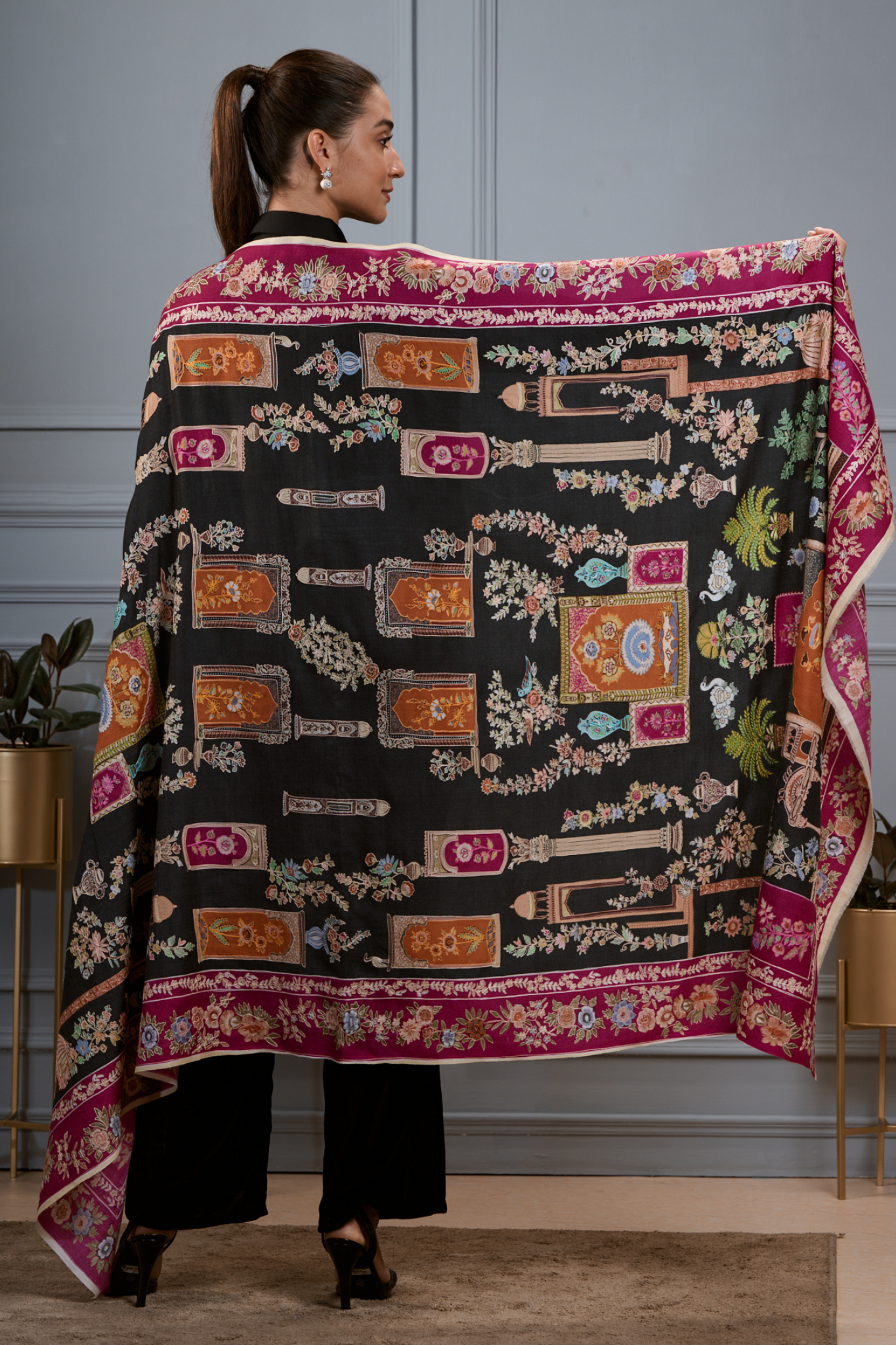 Women's Taroob-Darbar Embroidered Kalamkari Shawl