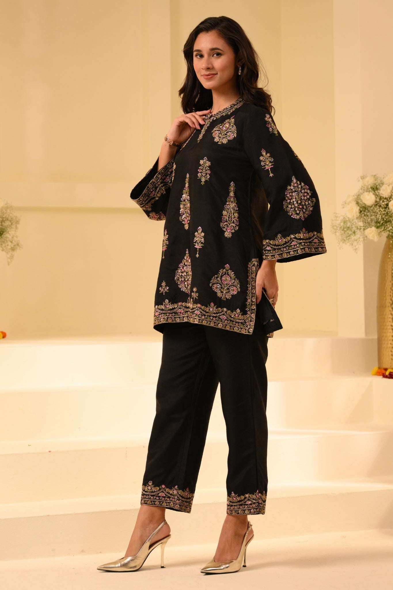 Taroob Kashmiri ki Kali Embroidered Kurta Set