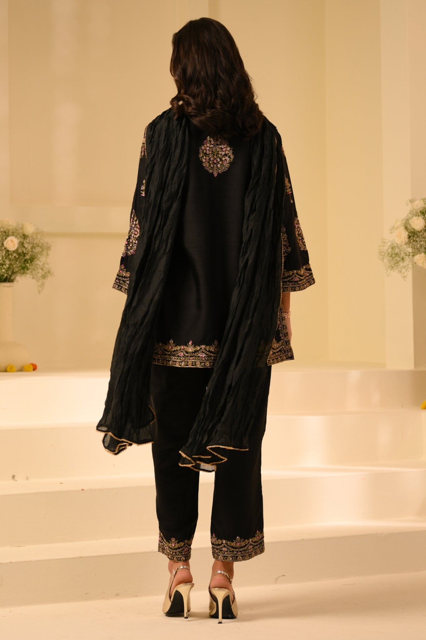 Taroob Kashmiri ki Kali Embroidered Kurta Set