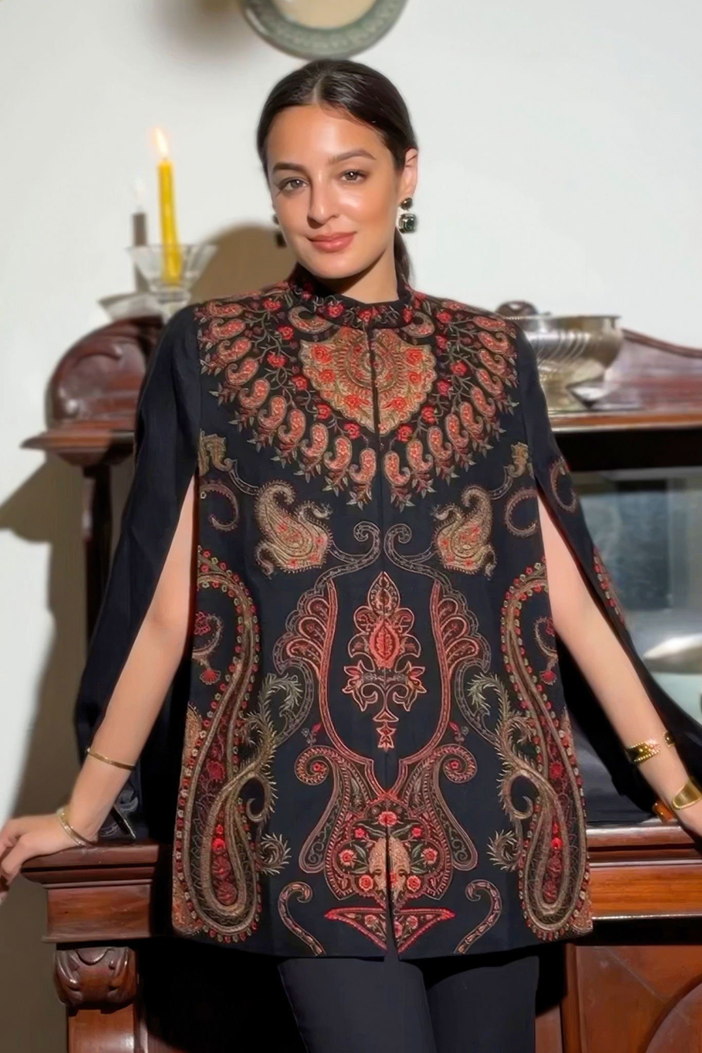 Taroob Kashmiri Sozni Garland Cape